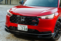 立派なグリルが主張するフロントマスクは「RS」専用の仕立て。赤い「RS」バッジも備わっている。