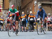 10月5日午前、次々とシエナのピアッツァ・デル・カンポにやってきた参加者たち。ドレスコードは「昔風」だ。