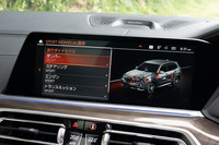 ドライブモードには「コンフォート」や「スポーツ」などに加え、足まわりや操舵システム、8段ATの設定を状況に合わせて常時調整する「アダプティブ」モードも用意。またスポーツモードや「ECO PRO」モードでは、ドライバーが任意でその中身をカスタマイズできる。