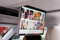 「C16」の天井に備わる後席用の大型ディスプレイ。