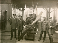 当初、BMWは主に航空機用エンジンを手がけていた。写真は500基目の「IIIa」エンジンの製造を記念した様子。（1919年）