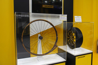 1988年に世界で初めて開発された空気入りタイヤ（左）と2013年に発売された100％石油外天然資源タイヤ「エナセーブ100」（右）。