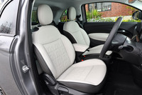 上級グレードに備わる再生素材のレザー調シート。センターアームレストとセンターコンソールリッドは、「アイコン」と「オープン」のみの装備となる。