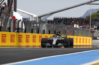 ライバルから遅れること1レース、改良型パワーユニットをフランスで投入してきたメルセデス勢。レースウイークが始まるやフリー走行すべてでトップタイムをマークし、予選ではハミルトン（写真）がポール獲得、ボッタスは2位で、第5戦スペインGP以来となるフロントロー独占に成功した。今季2度目の1-2フィニッシュを目指すも、ボッタスはオープニングラップの接触で後退、7位フィニッシュ。一方のハミルトンは快調なペースで周回を重ね、今季3勝目を飾り、ポイントリーダーの座に返り咲いた。（Photo=Mercedes）