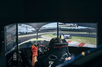 場内には本格的なドライビングシミュレーターも。無料で体験可能となっている。