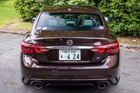 テールランプは「インフィニティQ50」に共通するデザインから、「スカイライン」の伝統ともいえる丸目4灯デザインに変更された。