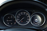 「XD」のメーターを見る。左がエンジン回転計で中央が速度計。回転計のレッドゾーンは5500rpmから。