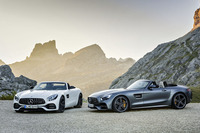 左から「AMG GTロードスター」と「AMG GT Cロードスター」。