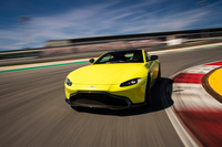 ギアレシオ13.09：1、ロック・トゥ・ロック2.4のステアリング機構がかなえるクイックなハンドリングも「ヴァンテージ」の特徴となっている。