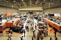 （写真上）二玄社もブースを出展。長期テスト車のシトロエンC4とボルボV50を持ち込み、たくさんの来場者に聴いていただいた。（写真下）8台のデモカーを並べて存在感を放ったのがスーパーオートバックスグループ。中でもトウキョウベイ東雲店のレクサスGSは圧倒的なサウンドだった。金沢野々市店のJVCウッドコーンを使ったマイティボーイもユニーク。