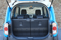 荷室は、後席の前後スライドや前屈により、容量の調節が可能。助手席を倒せばテーブルに。さらなる長尺物も収納できるようになる。（画像をクリックするとシートの倒れるさまが見られます）
    