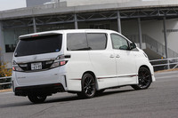 「ヴェルファイア“G's”」のリアビュー。バンパーは前後とも専用のデザインで、ランプ類も黒い縁取りで飾られる。