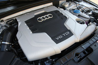 アウディのターボディーゼル「TDIユニット」。3リッターの排気量から240ps、51.0kgmを発生する。