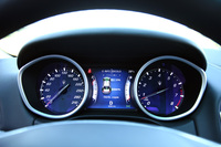 4WDの「ギブリS Q4」のメーター。中央のディスプレイには駆動力配分（写真では前0：後ろ100）も表示される。