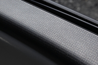 ドアパネルをよく見ると「PANDA」の文字が。随所にちりばめられた遊び心がにくい。
    