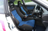 シートはレカロ製のスポーツシート。シフトノブはチタン製、ペダルはステンレス製のポリッシュ仕上げを装着する。
