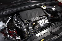 新たに採用された1.2リッター直3直噴ターボエンジン。最高出力は130ps、最大トルクは23.5kgmと、両方とも従来モデルの1.6リッターターボ（156ps、24.5kgm）よりややダウンしている。
    