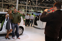 コンパニオンの腰に手を回して、はいポーズ。池袋のアムラックストヨタでアムラックスミレルに同様の行為をしたら、耳にイヤホンをした警備員が飛んできそうな記念撮影が、あちこちで行われていた。