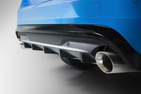 テールパイプはディフューザーの両端に位置し、その上面には小さく「Polestar」と刻まれている。