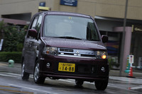 トッポの足まわりは、eKワゴンのサスペンションに手を加えたもの。フロントはスプリングを固め、リアは逆に柔らかくしている。開発エンジニアによれば、背が高くなったトッポの挙動が安定するように、アンダーステア方向にセッティングしたとのことだった。