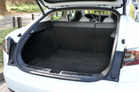 リアラゲッジルームの容量は、リアシートを起こした状態でも745リッターを確保。後席を倒すと1645リッターに達する。（クリックすると、シートの倒れる様子が見られます）