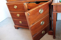 アメリカのホテル家具によくある光景。ダミー精神を感じる。