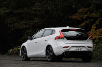 専用の内外装デザインやスポーツサスペンションなどを採用した「V40 D4 R-DESIGN」。200台限定で販売される。