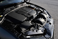 新型の3リッターV6エンジンはスーパーチャージャー付きで340psと45.9kgmを発生する。