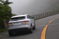 「Fペース」の駆動方式は全車4WD。駆動トルクは通常のドライ路面では90％が後輪に伝達され、走行状態に応じて、10～90％の範囲で前輪へと分配される。