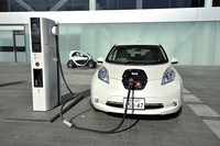 充電ポートは、普通充電コネクターにロック機能が追加されたほか、夜間充電に便利なLEDライトが備わるなど使い勝手が向上した。
	ちなみに後ろに写っているのは日産の二人乗りEVの「ニューモビリティーコンセプト」。横浜市主体で体験試乗を行っている。