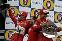 フェラーリ、パーフェクトウィンに喜ぶの図。左からミハエル・シューマッハー、チーム監督のジャン・トッド、そしてルーベンス・バリケロ。（写真＝フェラーリ）