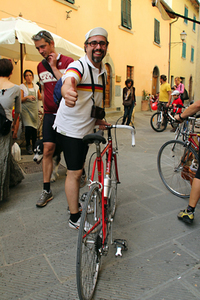 昨年、プロ選手でありながらケガでリタイアしてしまった義父のリベンジを図るべく出場し、見事完走したアレッシオさん。愛車は少年時代に叔父からもらったもの。