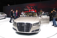 「アウディA8L」