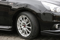 STI製の18インチホイール。テスト車には、STI製のフロントスポイラーに加え、ディーラーオプションのスカートリップ（1万500円）、サイドアンダースポイラー（5万7750円）、グレーのピンストライプ（1万2600円）が装着されていた。