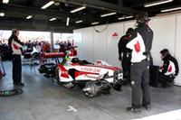 琢磨のドライブに備えてピットでウォームアップする「SA07」。ホンダファンには甘美に響くであろう轟音に吸い寄せられ、たちまち人垣ができた。