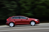 伊勢・志摩の旅へと連れ出したのは、ボルボのハッチバックモデル「V40」。2013年2月に国内で発売されて以来、そのスタイリングや充実の安全装備で人気を集めている。
    