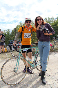 自分と同い年の1973年ビアンキを、父の物置から引っぱりだして初参加したローマのジャーナリスト、マルチェッロさん（写真左）。サドル先端がはげているのは「ネズミに食われたから」と。