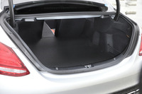 トランクルームの容量は、標準状態で445リッター。写真のように後席の背もたれを倒すことで、長尺物にも対応できる。
    