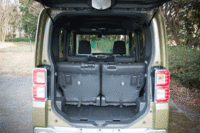 「ウェイクL“SA”」のラゲッジルーム。高さを調整できるデッキボードは、このグレードではオプション扱いとなる。（写真をクリックすると、シートアレンジの様子が見られます）
    