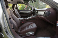 フロントシートは14-wayの電動調節式コンフォートシートが標準。18-way電動調節式アダプティブスポーツシート（写真）はオプションで用意される。