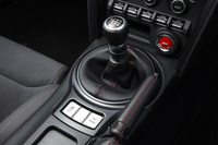 「BRZ tS」専用の本革巻きシフトノブ。「標準車」「GT PACKAGE」ともに、トランスミッションには6段MTと6段ATの両方が用意されている。
    