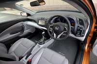 ツートーンカラーで軽快感を演出したという運転席まわり。スイッチ類をステアリングホイール付近に集中させるなど、機能面も配慮がなされる。（写真はCVTモデルのもの）