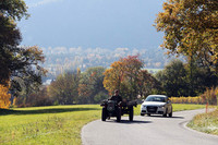 たぶん買ったばかりの「アウディA1」。おじさんが運転するトラクターでスローダウン。