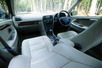 セダンのインテリア。ボディカラーの「アトランティックブルーメタリック」に組み合わされる内装色は、「アリーナ」とよばれる淡いアイボリーだ。