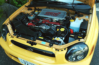 S202専用チューンとして、インテークダクトとエアダクトホースに、変形の少ないシリコンゴム製強化品を採用した。加えて、ラジエターグリル内にアルミ製空冷式エンジンオイルクーラーを搭載。油温を安定させる。