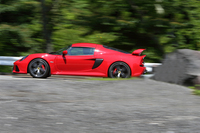 動力性能は0-100km/h加速が4.0秒、最高速は274km/h。最新の「ポルシェ・ケイマンS」（5.0秒、283km/h）と比べると、0-100km/h加速では「エキシージS」が勝り、最高速では一歩譲る感じだ。
    