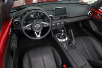 インテリアはドライバーが運転に集中できる、心地よいタイト感のある空間がテーマ。ボディーパネルがドアトリムまで回り込んできているかのようなデザイン処理が施されている。