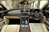 曲線を描く個性的なインパネ。丸いエアベントはジェットエンジンのイメージ。