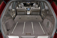 標準状態で1m×1mほどのフロアを持つ荷室。その容量は、リクライニング機構付きの後席を前方に倒すことで、拡大できる。