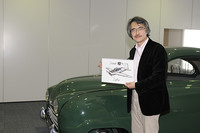 サーブ91のスケッチを持つ岡部さん。